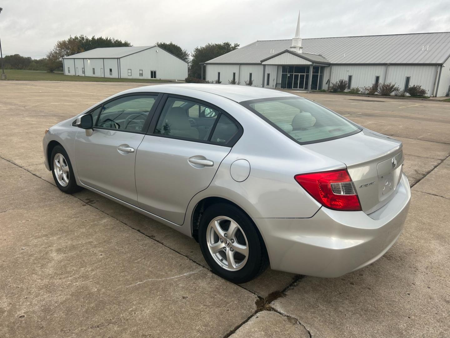 2012 Silver /Gray Honda Civic (19XFB5F5XCE) with an 1.8L L4 SOHC 16V CNG engine, AUTOMATIC transmission, located at 17760 Hwy 62, Morris, OK, 74445, (918) 733-4887, 35.609104, -95.877060 - 2012 HONDA CIVIC 1.8L FWD DEDICATED CNG (COMPRESSED NATURAL GAS) VEHICLE. FEATURES REMOTE KEYLESS ENTRY, POWER LOCKS, POWER WINDOWS, POWER MIRRORS, MANUEL SEATS, AM/FM RADIO, CD PLAYER, USB, AUX, BLUETOOTH FOR HANDS-FREE CALLING, 12V POWER OUTLET, CRUISE CONTROL, TRACTION CONTROL, CLOTH SEATS, 195/6 - Photo#6